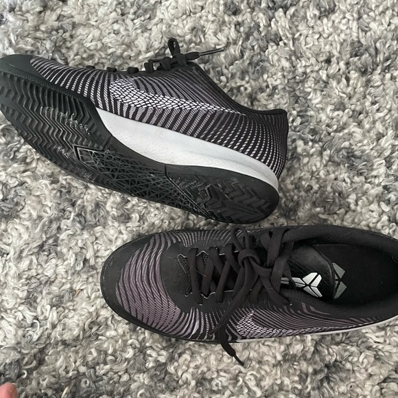 Kobe Bryant Nike sneakers - Picture 3 of 3